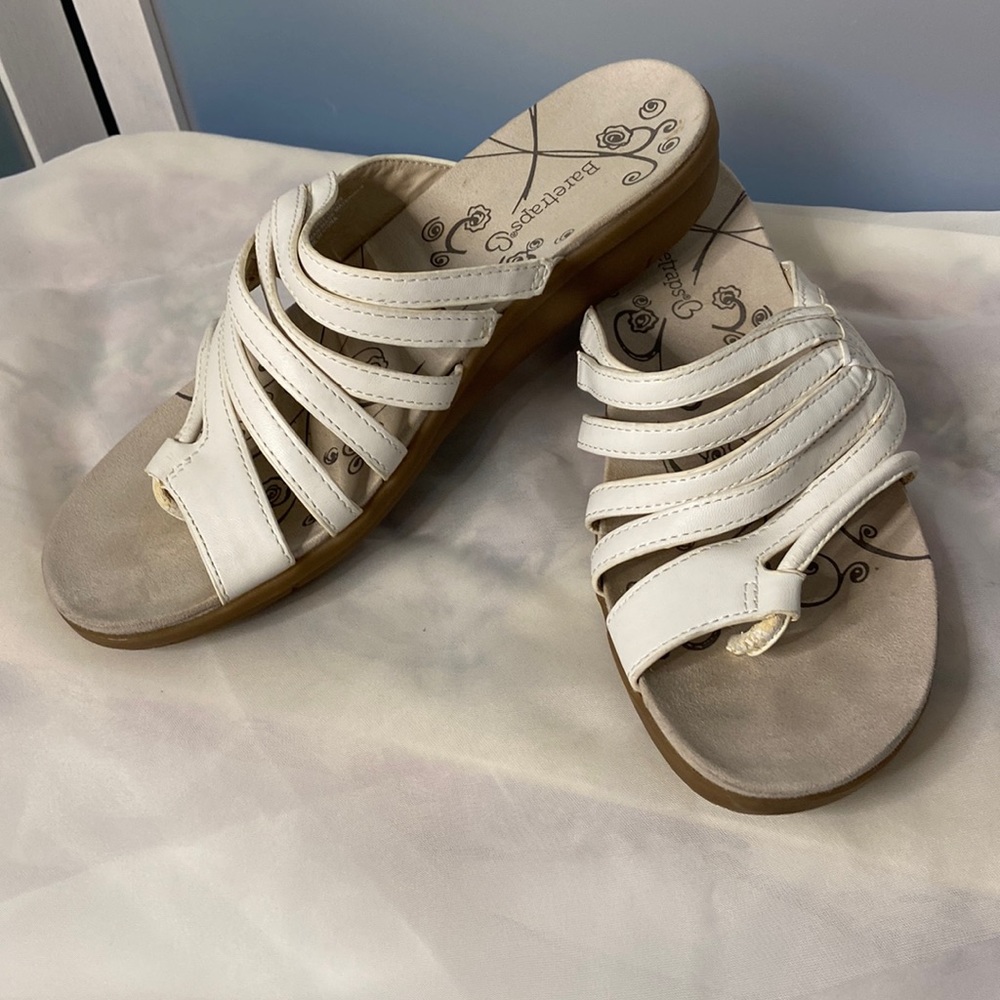 Baretraps white thong sandal size 7 Jemily